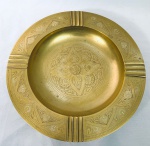 Belíssimo e grande Cinzeiro redondo em bronze dourado cinzelado, com base redonda. Med. Alt. 6 cm. Diâm. 29 cm.