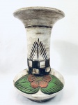 Vaso bojudo em cerâmica, decoração floral em baixo relevo, pintado à mão. Pequeno fio de cabelo na borda superior. Med. 36x25 cm.