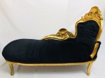 Maravilhosa Chaise Longue, em madeira entalhada em tons dourados, acento em veludo preto. Med. 1,05X1,50X0,70 m.