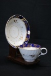 COLECIONISMO - Linda xícara de chá em porcelana branca decorada com detalhes em dourado. Med. 5,5x9 cm e 14 cm.