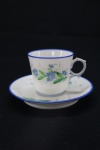 COLECIONISMO - Linda xícara em porcelana branca decorada com detalhes em azul. Med. 6x7 cm e 13 cm.