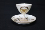 COLECIONISMO - Linda xícara alta em porcelana branca com detalhes dourados. Med. 9x9 cm e 14 cm.