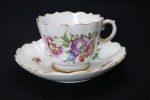 COLECIONISMO - Linda xícara MEISSEN em porcelana branca, decoração floral e detalhes dourados. Med. 8x9 cm e 16 cm.