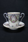 COLECIONISMO - Linda consumê alto em porcelana SEVRES, decoração floral e detalhes dourados. Med. 11x15 cm e 16 cm.