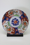 PORCELANA -  Lindo prato decorativo com suporte expositor em madeira. Dia. 22 cm. Bicados.