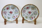 PORCELANA ORIENTAL - Par de pratos decorativos com rica decoração policromada. Dia. 24 cm.