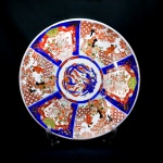 PORCELANA ORIENTAL - Grande prato decorativo com rica decoração policromada. Dia. 40 cm.