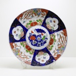 PORCELANA ORIENTAL - Grande prato decorativo com rica decoração policromada. Dia. 40 cm.