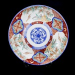 PORCELANA ORIENTAL - Grande prato decorativo com rica decoração policromada. Dia. 47 cm.