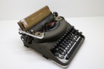 COLECIONISMO - Antiga máquina de escrever RAMINGTON com estojo. Med. 19x34x34 cm. No estado.
