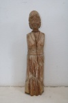 ARTE POPULAR - OFICINA DE AGOSTO - Escultura de chão em madeira, representando Mulher, assinado. Alt. 88 cm. Não possui braços. (desmontável).
