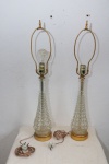 LUMINÁRIA -  Par de abajures em em vidro e metal dourado. Alt. 39 cm.