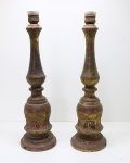 LUMINÁRIAS - Par de antigos tocheiros em madeira com resquícios de policromia. Alt. 45 cm. Adaptados para abajures.