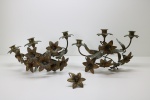 LUMINÁRIA - Antigo par de apliques candelabros de parede em metal dourado em formato de ramos de flores. Med. 31 cm. Necessita restauro.