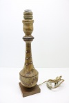 LUMINÁRIA - Abajur em madeira. Alt. 35 cm.