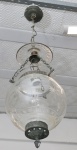 LUSTRE - Lustre globo em cristal bicolor, rico trabalho de desenhos lapidados, completo, (Necessita refazer parte elétrica) aprox. 30 x 22 cm.