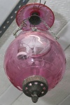 LUSTRE - Lustre globo em cristal rubi, completo, (Necessita refazer parte elétrica) aprox. 30 x 22 cm.