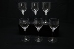 CRISTAL - Lote de 6 taças para vinho em cristal lisos, base circular, delicada decoração na haste. Alt. 16 cm.