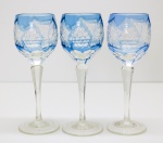 CRISTAL - Trio de cálices para licor em cristal, bojo azul, ricamente lapidado, haste facetadas, incolor e base circular. alt. 15 cm.