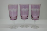CRISTAL - Trio de cálices em cristal lapidado, bojo lilás, ricamente lapidado, haste e base  incolor e base circular. alt. 16 cm.