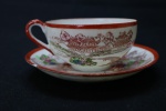 COLECIONISMO - Linda xícara de chá em porcelana oriental, dita casca de ovo, decorada com rica policromia. Med. 4,5x8,5 cm e 13 cm.