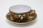 COLECIONISMO - Linda xícara de chá em porcelana oriental ao gosto SATSUMA, dita casca de ovo, decorada com rica policromia. Med. 4,5x8,5 cm e 13 cm.