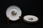 COLECIONISMO - Conjunto de 4 pratos de sobre mesa decoradas com cenas galantes e detalhes dourados. Dia. 19,5 cm.