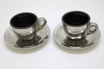 CERÂMICA - Lote de 2 xícaras de café em cerâmica, ricamente prateadas e interior em preto. Med. 5 cm e 11,5 cm.