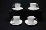 PORCELANA - Conjunto 4 xícaras de café em porcelana branca em formato de coração. Med. 6 cm e 11 cm.