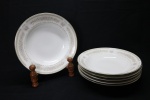 PORCELANA - Parte de jogo de jantar em porcelana branca decorada com delicadas flores e filetes dourados, composto de: 6 pratos fundos. Dia. 23 cm.