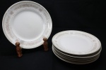 PORCELANA - Parte de jogo de jantar em porcelana branca decorada com delicadas flores e filetes dourados, composto de: 6 pratos rasos. Dia. 25,5 cm.