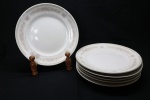 PORCELANA - Parte de jogo de jantar em porcelana branca decorada com delicadas flores e filetes dourados, composto de: 6 pratos rasos. Dia. 25,5 cm.