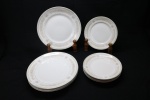 PORCELANA - Parte de jogo de jantar em porcelana branca decorada com delicadas flores e filetes dourados, composto de: 4 pratos rasos e 4 pratos de sobremesa. Dia. 25,5 cm e 19 cm.