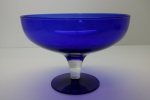 DEMI CRISTAL - Saladeira alta em formato de taça. Bojo e base circular em tom azul e haste incolor. Med. 16,5x23,5 cm.