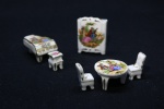 COLECIONISMO - Conjunto de miniaturas em porcelana LIMOGES, policromadas, composta de:  1 Mesa, 2 cadeiras, 1 armário, 1 piano de cauda e banco. Maior 4,5 cm e menor 1,5 cm.