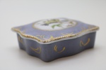 COLECIONISMO - Porta jóias em porcelana. Med. 2,5x8x7,5 cm.