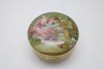 COLECIONISMO - Porta jóias em porcelana LIMOGES. Med. 3x5,5 cm.