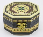 COLECIONISMO - Porta jóias em madeira folheada e marchetada. Med. 4x7x6 cm.