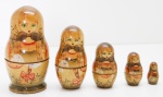 COLECIONISMO - Boneca MATRIOSKA, de origem russa, produzida em fina madeira, pintadas a mão, com 5 bonecas, altura da maior 11 cm e menor 3 cm.