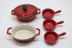 DIVERSOS - Lote de 2 Petites Cassaroles vermelho. Med. 8x14x9,5 cm. Um sem tampa. Acompanha 3 potinhos.