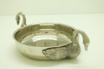 METAL - Centro de mesa com alças laterais formato de cisne, em metal espessurado a prata. Med. 8x27x18 cm.
