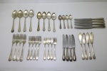 FAQUEIRO - Parte de faqueiro WOLFF, metal espessurado a prata, composto de: 4 colheres de sopa, 4 colheres de sobremesa, 4 colheres de chá, 4 garfos, 4 garfos sobremesa, 4 garfos peixe, 4 facas peixe, 4 facas servir e 4 facas sobremesa. Total 36 peças.