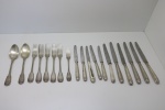 FAQUEIRO - Parte de faqueiro FRACALANZA, metal espessurado a prata, composto de: 6 colheres de sopa, 6 colheres de sobremesa, 6 colheres de chá, 6 garfos sobremesa, 6 facas servir e 6 facas sobremesa. Total 36 peças.