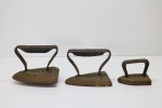 DIVERSOS - Lote de 3 pesos antigos em formato de ferros de passar. Maior 10x12,5 cm e 7x8,5 cm.