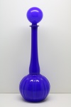 Grande licoreira em azul com interior opalinado. Alt. 44 cm.