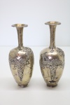 PRATA DE LEI - Par de vasos soliflor em prata, decorada com cachos de uvas, folhagens, barda recortada. Alt. 15 cm e peso 152 grs. Possui amassados. PEÇA NÃO EXPOSTA NO LEILÃO, A MESMA ENCONTRA-SE NO COFRE DO BANCO.