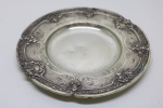 PRATA DE LEI - Belíssima salva em prata, lavrada repuxada e cinzelada, decorada com motivos vegetalistas, borda levemente recortada, relevo de conchas. Dia. 16 cm. Peso 197 grs. Prata portuguesa, contraste Águia. PEÇA NÃO EXPOSTA NO LEILÃO, A MESMA ENCONTRA-SE NO COFRE DO BANCO.
