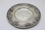 PRATA DE LEI - Belíssima salva em prata, lavrada repuxada e cinzelada, decorada com motivos vegetalistas, borda levemente recortada, relevo de conchas. Dia. 16 cm. Peso 202 grs. Prata portuguesa, contraste Águia. PEÇA NÃO EXPOSTA NO LEILÃO, A MESMA ENCONTRA-SE NO COFRE DO BANCO.