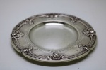 PRATA DE LEI - Belíssima salva em prata, lavrada repuxada e cinzelada, decorada com motivos vegetalistas, borda levemente recortada, relevo de conchas. Dia. 16 cm. Peso 198 grs. Prata portuguesa, contraste Águia. PEÇA NÃO EXPOSTA NO LEILÃO, A MESMA ENCONTRA-SE NO COFRE DO BANCO.