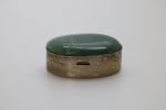 PRATA DE LEI - Porta pílulas em prata contrastada e tampa com pedra brasileira. Med. 4x3 cm. Contrante México, teor 925 mls. Peso 17 grs e peso bruto 27 grs.